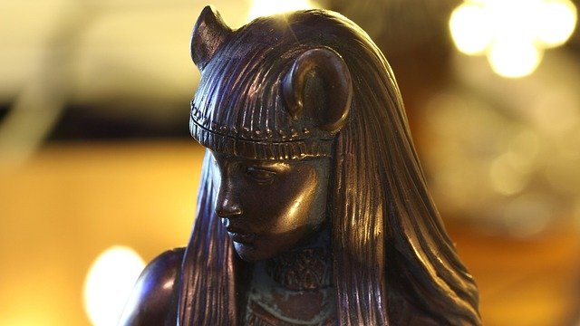 Saiba tudo sobre a relação sagrada entre os gatos e os egípcios. Descubra se eles eram deuses, por que eram mumificados e a verdade por trás da deusa Bastet.