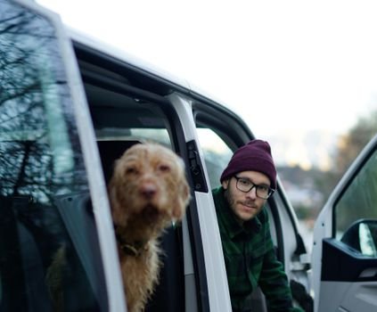 Vai viajar com pet no feriado? Confira o checklist definitivo para arrumar a mala do seu cachorro com segurança, conforto, documentos e itens de saúde essenciais.