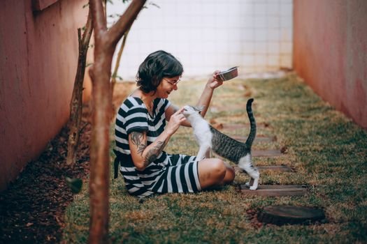 Ração tradicional vs. Alimentação Natural: saiba como escolher a melhor dieta para o seu pet conciliando saúde animal, custos e a rotina do seu dia a side.
