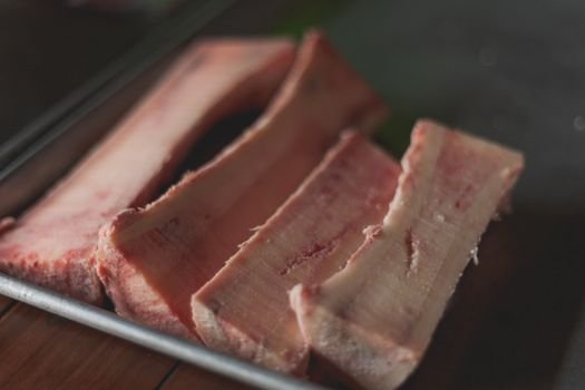 Descubra os benefícios do caldo de ossos para cães e gatos. Aprenda uma receita fácil de caldo de ossos caseiro para fortalecer as articulações e o intestino do pet.